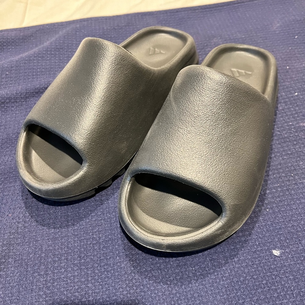 Yeezy Slides Size 9